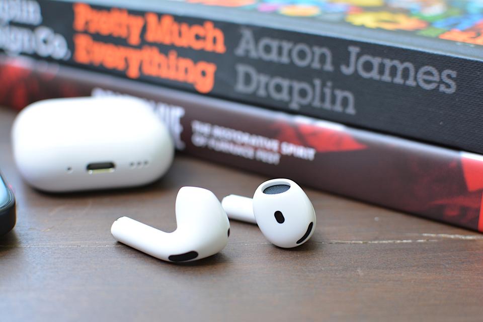 Η Apple βελτίωσε το σχήμα στα AirPods 4 για καλύτερη εφαρμογή.