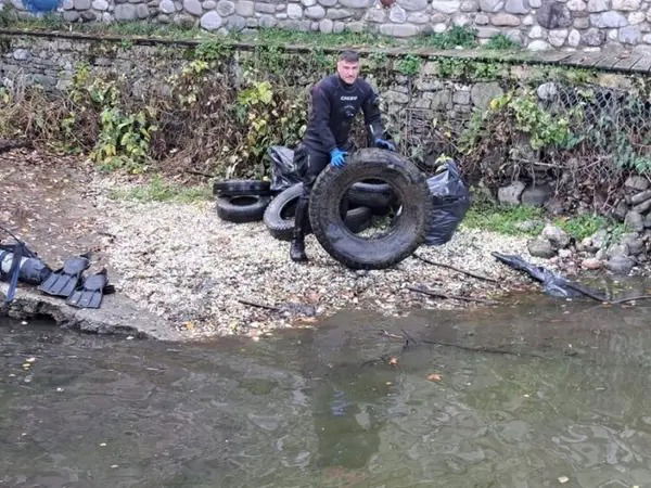 Ελαστικά οχημάτων που ανασύρθηκαν από την Παμβώτιδα