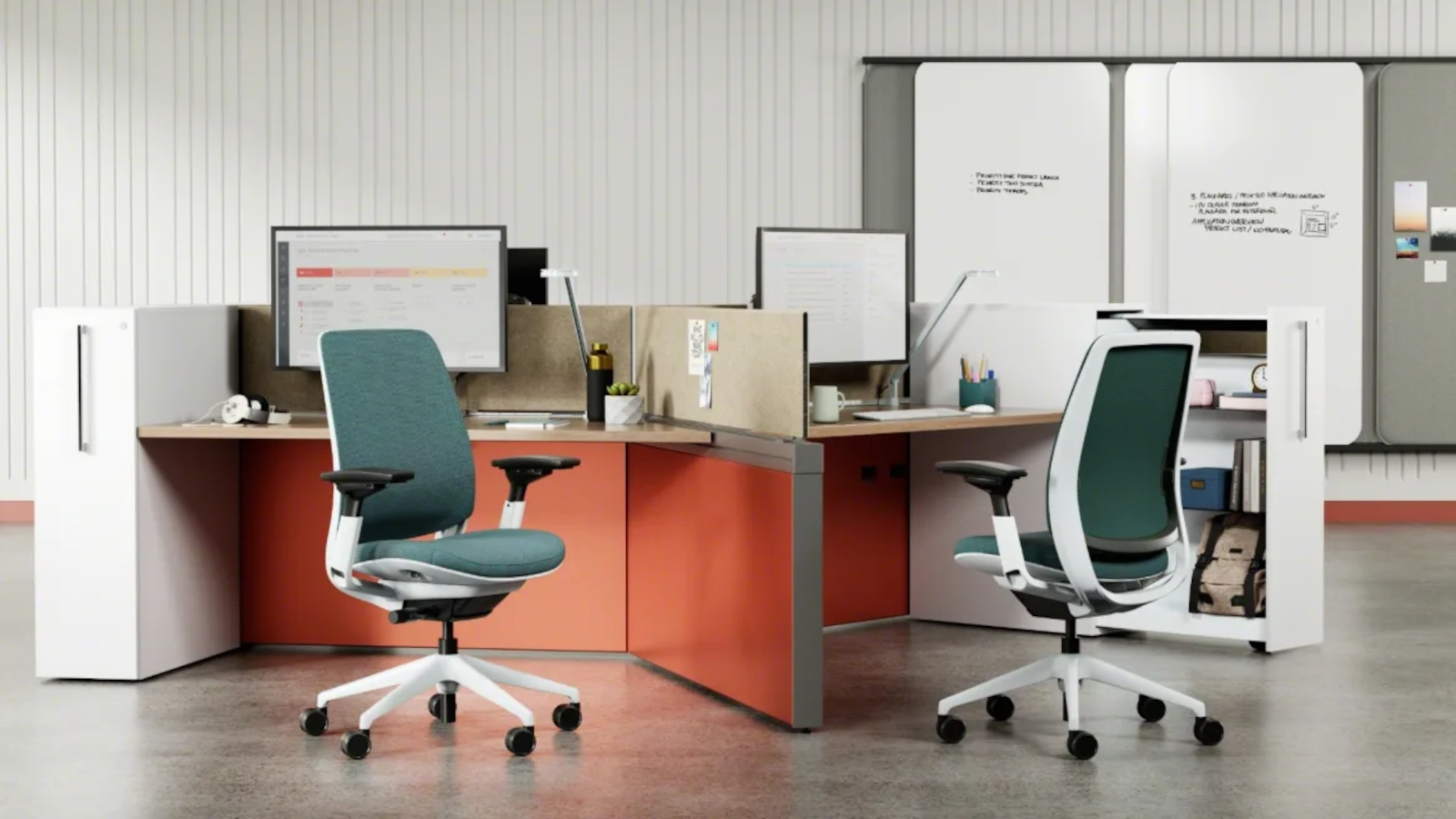 Δύο καρέκλες γραφείου Steelcase Series 2 σε ένα γραφείο