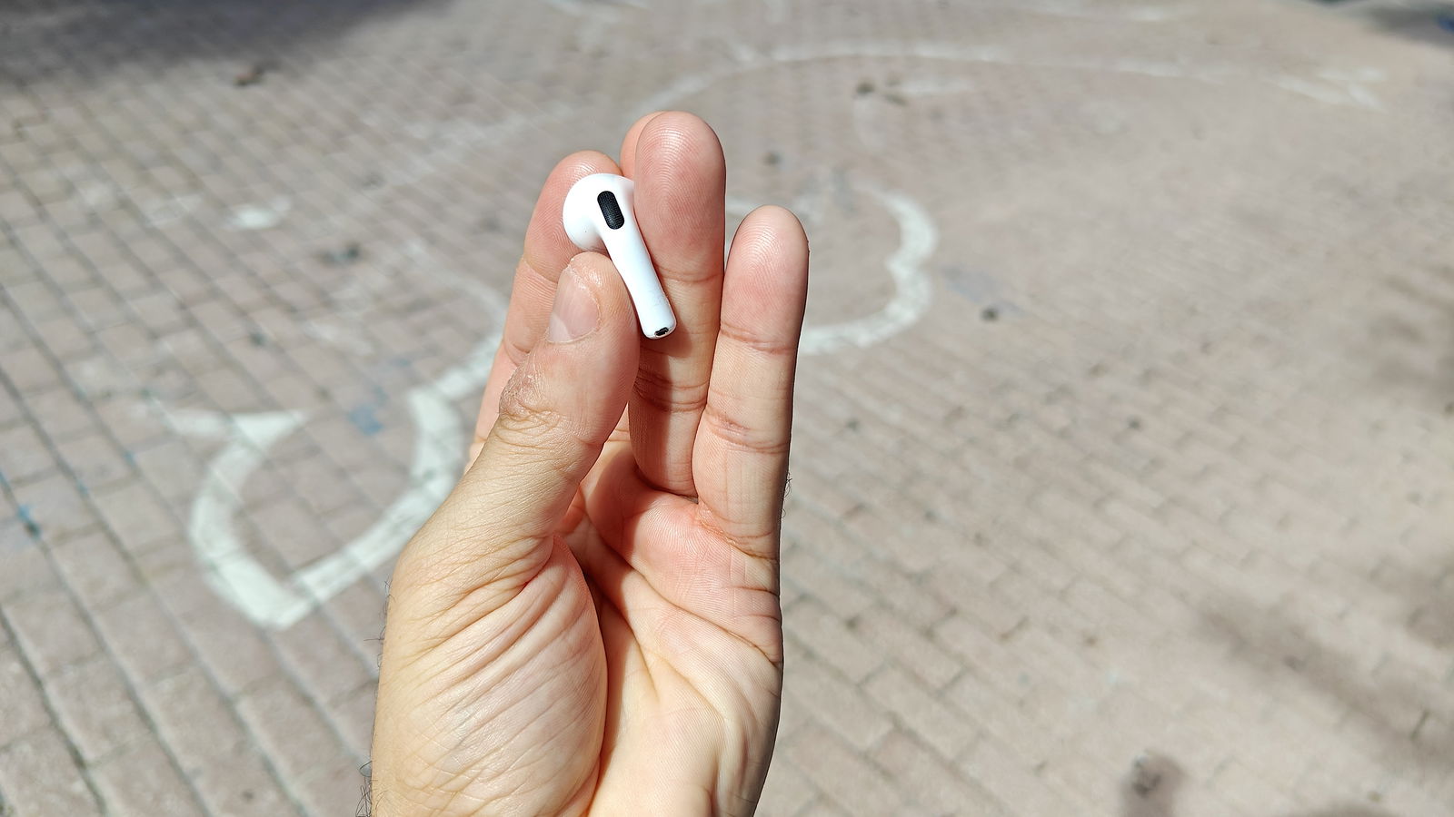 Τα AirPods 4 εμφανίζονται στο χέρι