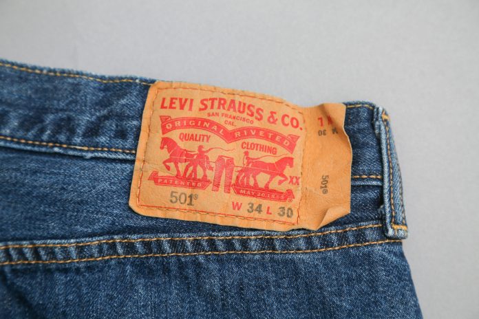 Αυτά τα Levi's 501 είναι πιο μοντέρνα από τα στενά τζιν σας—και 40% έκπτωση για την Cyber ​​Monday