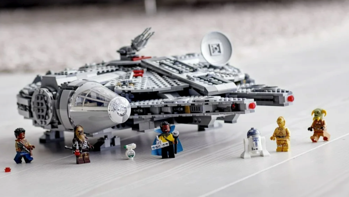 Το σετ Lego Millennium Falcon $170 κοστίζει μόνο $100 στη Walmart για την Cyber ​​Monday