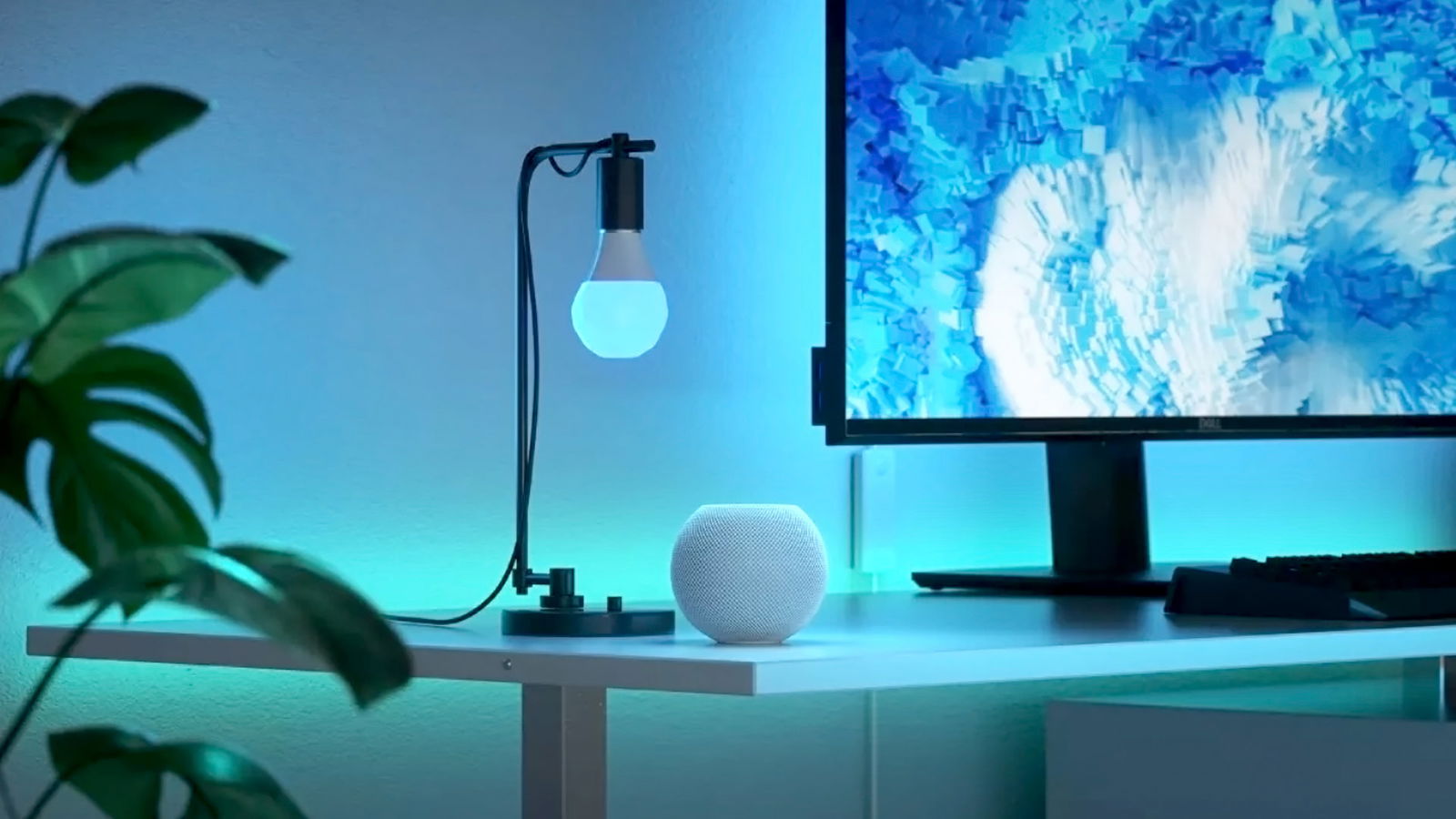 Μια λάμπα Nanoleaf Essentials και ένα HomePod mini