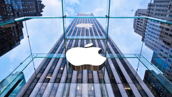 Ένας πρώην υπάλληλος της Apple μήνυσε την εταιρεία, ισχυριζόμενος ότι παραβίασε τα δικαιώματα απορρήτου κατασκοπεύοντάς τους ακόμη και στα σπίτια τους