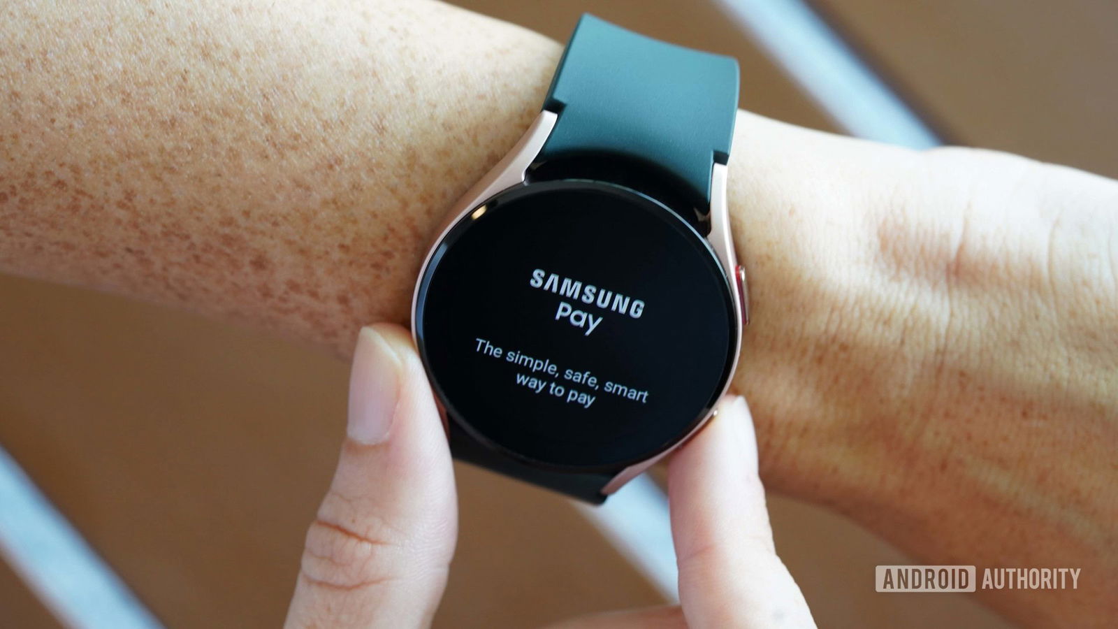 Ένα Galaxy Watch 4 εμφανίζει το Samsung Pay, μια από τις επιλογές ψηφιακής πληρωμής στη συσκευή.